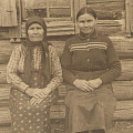 Фёкла с дочерью Марией у своей избы. Урез, 1960 г.
