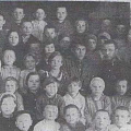 Учащиеся яснополянской школы в 1936 году. Юдинцев Семен Васильевич третий справа в третьем ряду