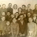 Учащиеся Бурундуковской школы. В нижнем ряду сидит учитель Толмачев М.И. Прим. 1947 г. Из личного архива Березовского С.В.