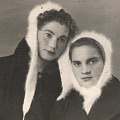 Валентина Петровна (справа) и ее двоюродная сестра Валентина Михайловна, Новосибирск. 1958 г.