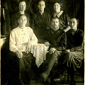 1.	И.В. Крестьянников(Крестьянинов) (в центре) в кругу родственников. с. Сузун, 30-е гг. ХХ в.
