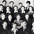 Дмитрий Анатольевич(первый рядЮ третий справа), Нина Степановна(пятая справа). Заковряжинская средняя школа, 9 класс(1956-57год)ю