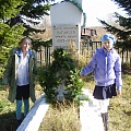 2008 год. День Памяти Н.И. Вагайцева.  Ученики 6 класса возложили еловую гирлянду к памятнику.