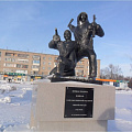 Памятник 29-й отдельной лыжной бригаде, который находится на привокзальной площади