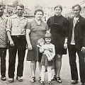 Дедушка Александр Семенович (слева)Ю внучка Ира(я-впереди), крайние справа=мой папа и мама