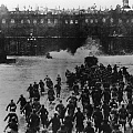 Штурм Зимнего дворца 25 октября 1917 года. Петроград. Кадр из фильма "Октябрь". Режиссеры Сергей Эйзенштейн, Григорий Александров. 1927 год.