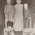 Ваина А.М. с дочерью Галиной и сыном Василием (1952 г. д. Кольцовка Колыванского района)