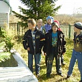 2008 год. День Памяти Н.И. Вагайцева.  Ученики 6 класса возложили еловую гирлянду к памятнику.