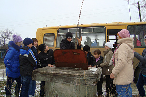достали воду из колодца, который появился в 1908 году в с. Кадниха